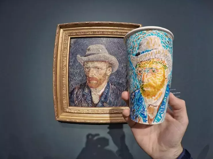 Gittiği yerleri kağıt bardağa sığdırıyor
